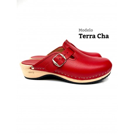  red buckle barefoot clogs